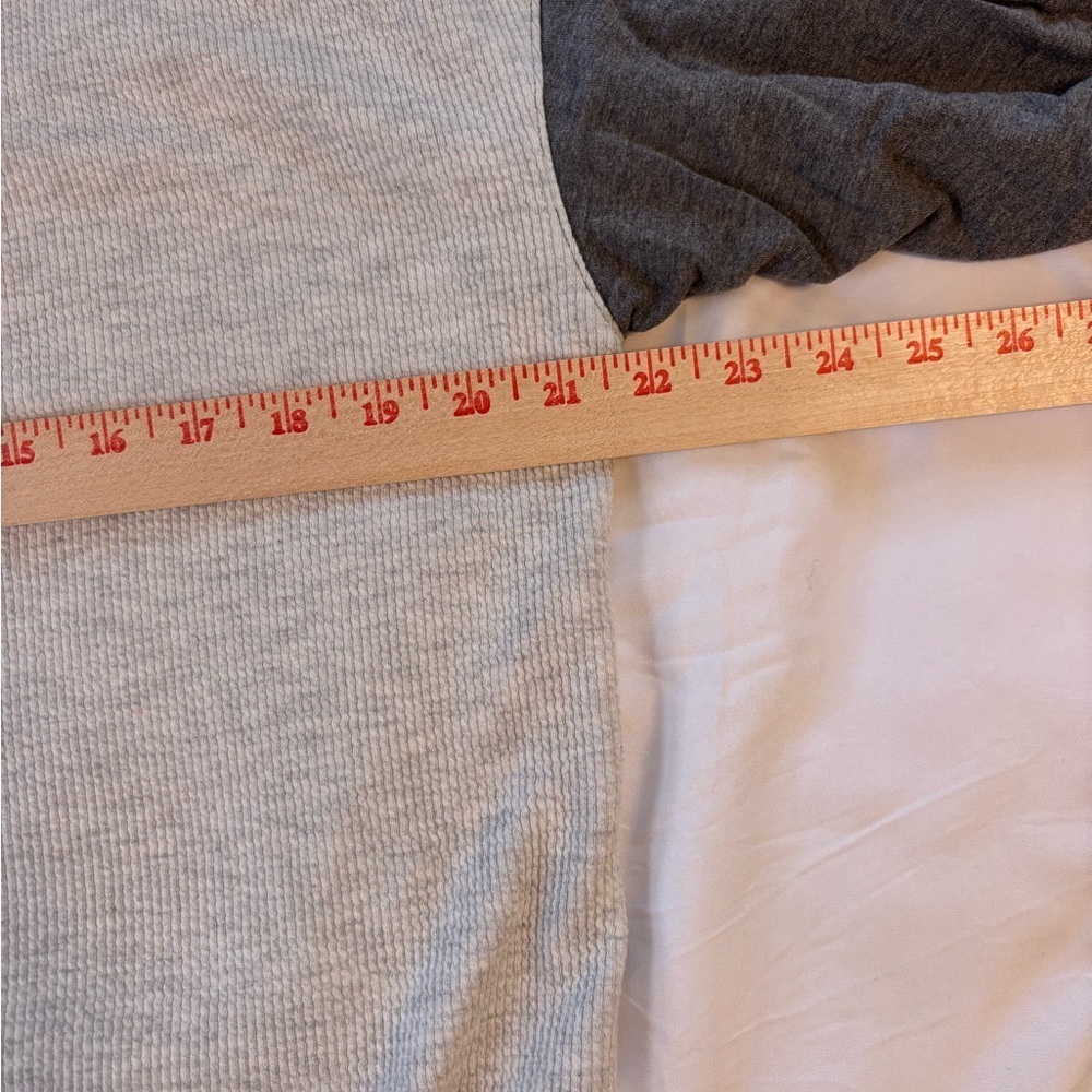 🩶 Simply Vera Vera Wang Colorblock Waffle Knit Pullover (Size M) - Picture 4 of 8
